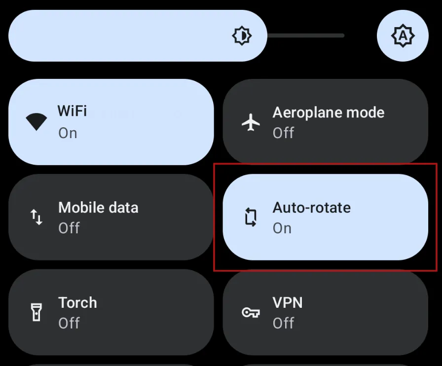 Een screenshot van het Android snelle instellingen menu met de automatische draaifunctie gemarkeerd.