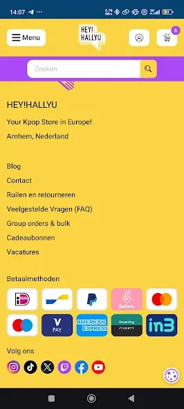 Illustrazione di una persona che guarda l'app Hey!Hallyu che abbiamo creato dal loro sito web